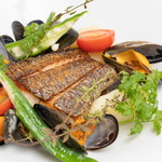 Bistro igrek - 鮮魚とモンサンミッシェル産ムール貝のワイン蒸し