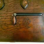 93805357 - サンスクリット文字の記された鞣革ではなく、カリグラフィー(calligraphy) されたフランス語が刻印された私の革鞄