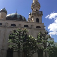 麤皮 - 近くには神戸ムスリムモスク Kobe Muslim Mosqueがある。1945年の神戸大空襲で焼失を免れ、1995年の阪神淡路大震災でも倒壊しなかった。