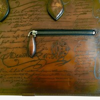 麤皮 - サンスクリット文字の記された鞣革ではなく、カリグラフィー(calligraphy) されたフランス語が刻印された私の革鞄