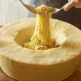 大好評♪チーズ屋さんの特製カルボナーラ！