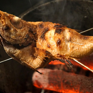 仕入れに自信あり！厳選した魚と肉の多彩な一品をじっくり味わう