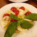ステーキ食堂 Lamp - フレッシュトマトとモッツァレラチーズのカプレーゼ