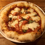 BARU 竹末 - トマトとモッツァレラのピザ アンチョビとタプナード入り(1,000円)