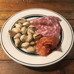 BARU 竹末 - お通し(300円)：チョリソとイタリアンサラミとピスタチオ。