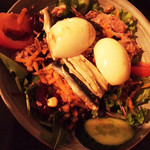 cepe & figue - 豪快な盛り付けでも味つけメリハリしっかりのニースサラダ。これ一品でもランチなら十分な量。約1000円