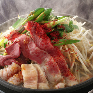 松阪牛モツ数種類に唐辛子と味噌スープベースで野菜たっぷりの鍋