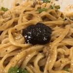 175°DENO担担麺 - 混ぜ混ぜしたら、卓上の自家製ラー油をこんもりと…(^^)