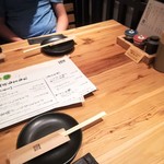 Jinenjo An - 店内のテーブル、全体的に木目のデザインで統一されている