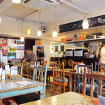 タベラ -  テーブルとイスは、ブラジル直輸入のゆったりとしたコロニアルスタイル。