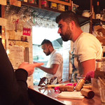 cepe & figue - 奧がシェフとキッチン。2人のスタッフ。ライブ感溢れる1階席。常に満席でも回転が早いので予約は不要