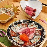肉和食 月火水木金土日 - ◆刺し 　極上とろ馬刺し　龍の卵醤油漬け 　黒毛和牛のたたき　胡麻醤油