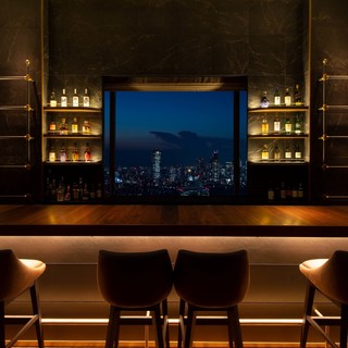 都会のイルミネーションと群青の夜空による煌びやかな眺望をお楽しみいただけます。