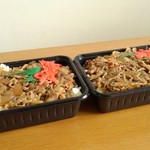 牛弁当（左：肉並、右：肉大盛）