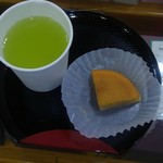 もち吉 - 料理写真:試食として出された「えん餅」with冷たい緑茶