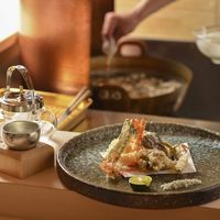 【旬の新鮮な素材を愉しめる天麩羅盛り合わせ】時価。長年修業をした職人が揚げる天麩羅は絶品。