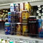 つかさ屋 - 缶は飲み口が汚れないよう、ひっくり返して陳列するのが｢つかさ屋クオリティ｣