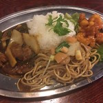 大衆中遊華食堂 八戒 - 中華風のラムカリーと麺料理（日替り）と海老チリのあいがけプレート（夜 ￥1080）