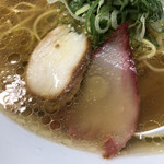 魚ろ麺 - 縁の赤い豚に燻製の鶏（西武池袋本店「秋の北海道うまいもの会」）