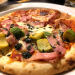 ジャンボカラオケ広場 - 料理写真:アボカドピザ