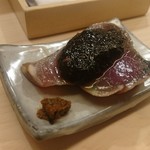 鮨 一新 - 写真４枚目；藁焼き鰹の礒海苔と茅乃舎生七味添え