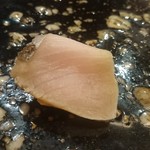 鮨 一新 - 写真５枚目；サワラのハラミの桜チップスモーク