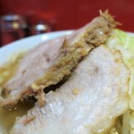 ラーメン二郎 - ブタの厚み