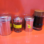 ラーメン二郎 - 卓上調味料