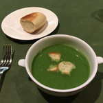 ル・ピラート - パン＆小松菜ポタージュ！パンは温かい方が宜しいかと。。