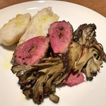 スガハラ - フランス シャラン鴨のロースト + 米沢 舞茸 + 里芋（アップ）