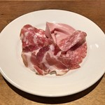 スガハラ - 黒胡椒入りサラミ + モルタデラソーセージ + フェンネルシード入りサラミ + コッパ・トスカーナ