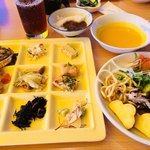 Nijiiroresutoran - ど真ん中の野菜炒め、その右隣の鶏肉のフリッター？みたいなのとかぼちゃと人参のスープが美味しい