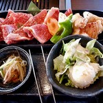 Yakiniku Dokoro Ittou - 「和牛カルビと牛ホルモンランチ」のサラダ ＆ 副菜