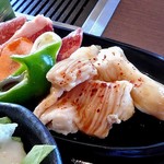 焼肉処いっとう - 「和牛カルビと牛ホルモンランチ」のメイン（肉大盛）