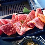 焼肉処いっとう - 「和牛カルビと牛ホルモンランチ」のメイン（肉大盛）