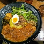 SPICY CURRY 魯珈 - 「魯珈プレート」（魯珈チキンカレー）、ご飯大盛。右上はミニカレー（ラムカレー ビンダル風）