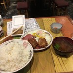 寅"むすこ食堂 - 唐揚げとハムエッグ定食ご飯大盛り+盛り。