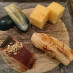 鮨 水月 - 右上から時計回りに、玉子焼き、穴子、烏賊の印籠づめ、小茄子