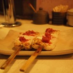 千亀 - うめ焼　　ササミの上に梅が乗っています。中は少しレアな分パサパサにならず梅との相性がたまらなく合いました。