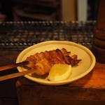 千亀 - ぼんじり　　とてもジューシーで歯ごたえのある食感です。レモンもついていて途中でさっぱりしたいときにレモンをかけて食べました。ぼんじりは少し脂っぽいのでこういう工夫がとても嬉しいです。