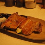 千亀 - 名古屋コーチンのもも塩焼き　　皮はパリッと焼きあがって中は肉汁が溢れ出るほどジューシーです。マスタードや塩がついてきます。特にマスタードとの相性は抜群です。