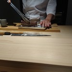 鮨 唐島 - 鱧の皮目を炭火で焼く