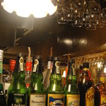町田観光 五つ星 - ボトルが沢山飾られています。