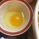 麺や 福一 - にわとり村の有精卵、良い卵は黄身の色が薄い？