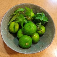 馳走 山傳 - すだち20個   頂きました      品質しっかり したすだちで 
                毎日  お肉にも 酢の物にも サラダにも 美味しくいただいてます   すだち蕎麦も 作ろうかなあ〜〜(^^)/