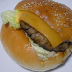焼きたてパン えとふぇ - チーズハンバーグ