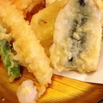 お食事処 カモ井寿司 - シシトウ、エビ、ママカリ、レンコン、お芋、かき揚げ