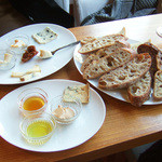 シニフィアン シニフィエ - 本日のチーズプレート(チーズ5種：2100円)とパンを楽しむプレート(1575円)