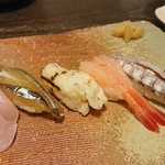 鮨処 匠 - 左から金目、昆布締め、貝、甘えび、シャコ