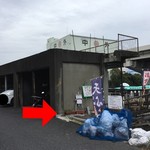 定食たちばな - お店の横から入ります！